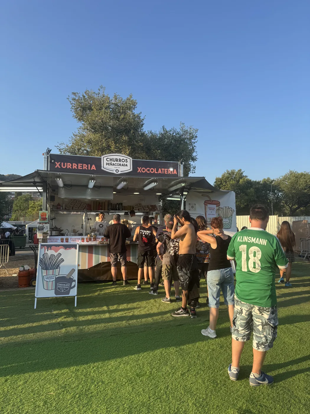 El food truck de Churros Peñacorada atendiendo una cola en un festival