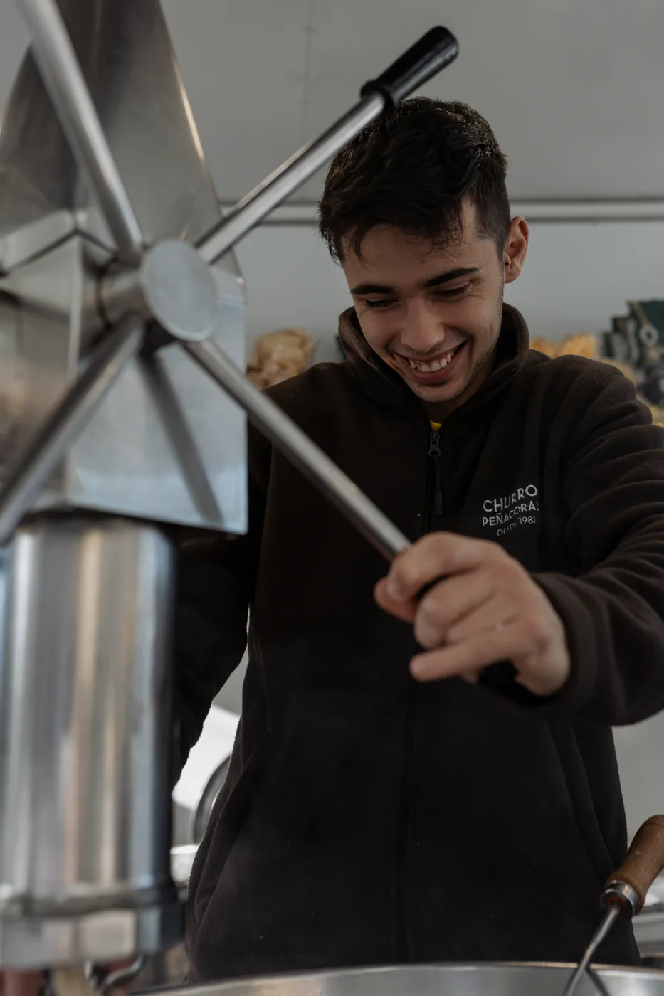 Churrero de Peñacorada elaborando chocolate artesanal