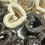 Churros artesanales recién hechos en boda con food truck. Un recuerdo inolvidable para los invitados con el auténtico sabor de Churros Peñacorada.