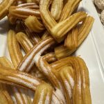 Churros artesanales recién hechos en boda con food truck. Un recuerdo inolvidable para los invitados con el auténtico sabor de Churros Peñacorada.