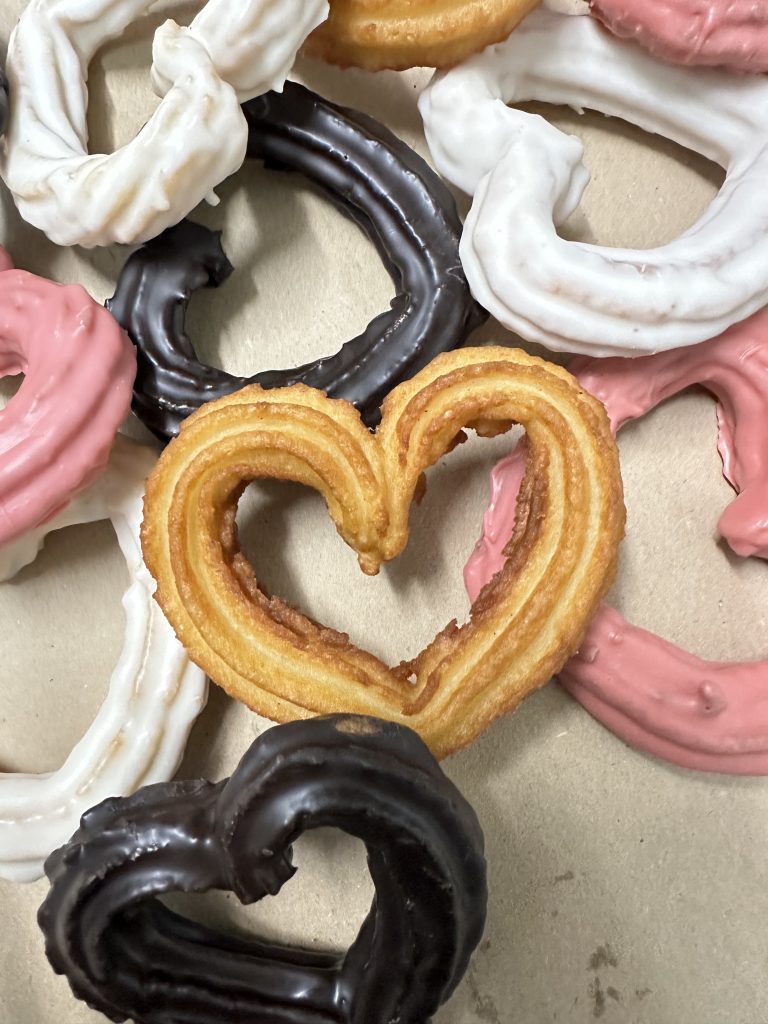 Churros artesanales con forma de corazÃ³n, ideales para San ValentÃ­n, bodas y eventos especiales. Deliciosos churros de Churros PeÃ±acorada, perfectos para celebraciones con amor y tradiciÃ³n.