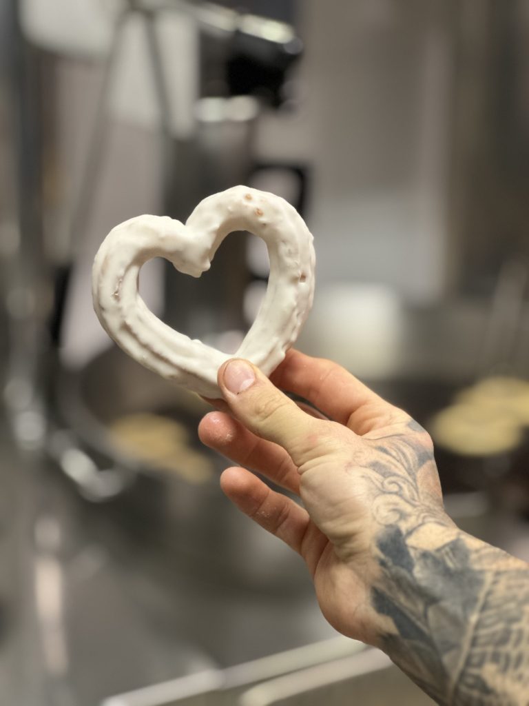 Churros artesanales con forma de corazÃ³n, ideales para San ValentÃ­n, bodas y eventos especiales. Deliciosos churros de Churros PeÃ±acorada, perfectos para celebraciones con amor y tradiciÃ³n.
