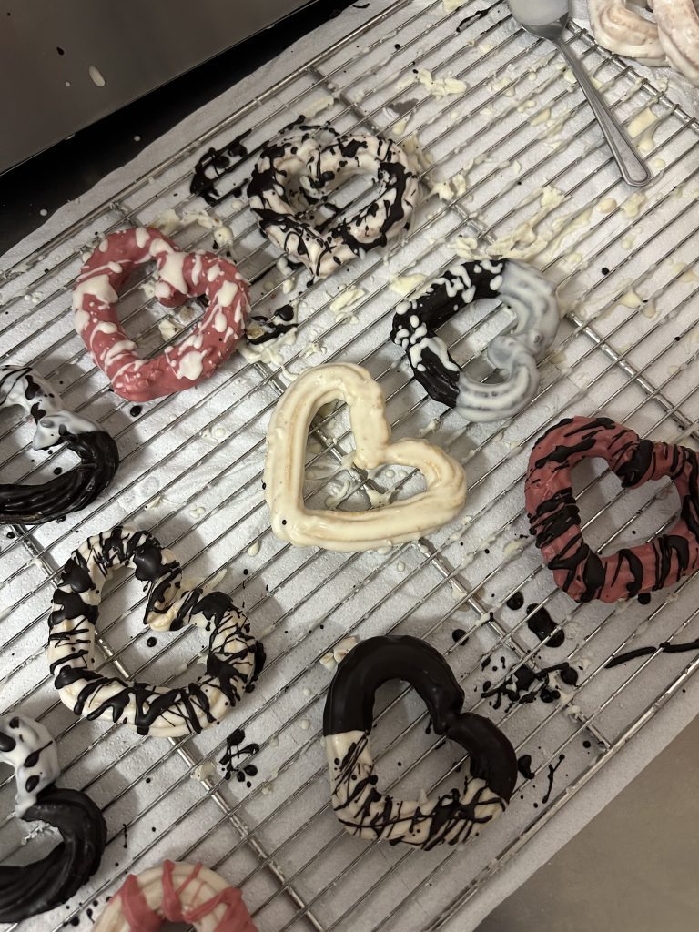 Churros artesanales con forma de corazÃ³n, ideales para San ValentÃ­n, bodas y eventos especiales. Deliciosos churros de Churros PeÃ±acorada, perfectos para celebraciones con amor y tradiciÃ³n.