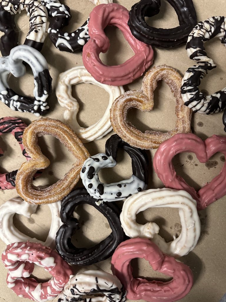 Churros artesanales con forma de corazÃ³n, ideales para San ValentÃ­n, bodas y eventos especiales. Deliciosos churros de Churros PeÃ±acorada, perfectos para celebraciones con amor y tradiciÃ³n.