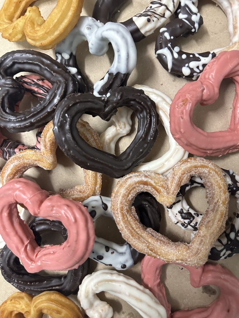 Churros artesanales con forma de corazÃ³n, ideales para San ValentÃ­n, bodas y eventos especiales. Deliciosos churros de Churros PeÃ±acorada, perfectos para celebraciones con amor y tradiciÃ³n.